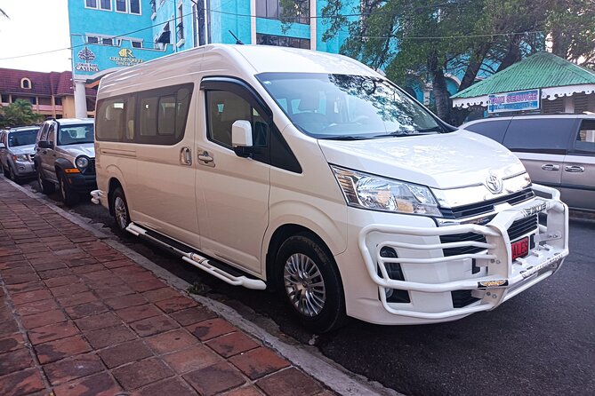 Airport port silver taxi transfer private to pop center - The Toyota Sienna and the ride itself