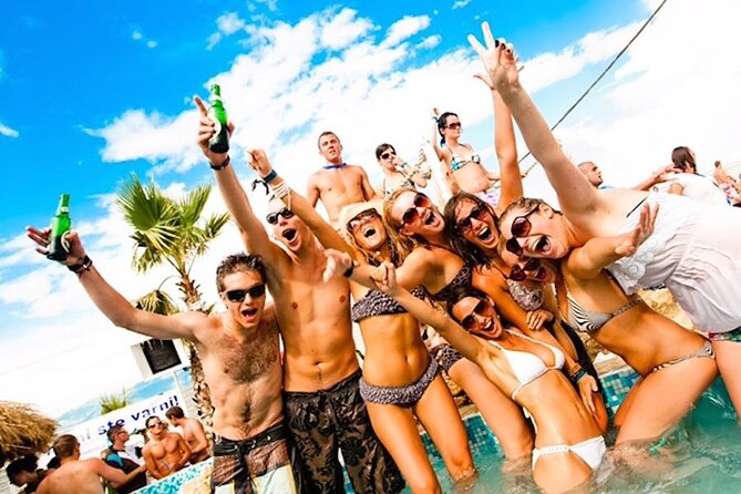 Bavaro Punta Cana EN boat party with drinks and transportation - A boat party built around the natural pool