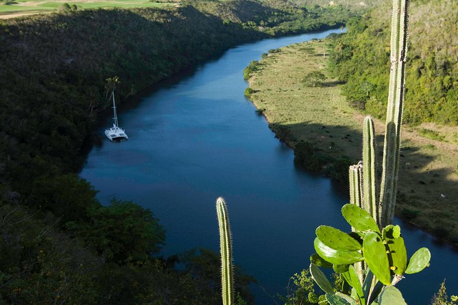 Catalina Island - Snorkeling tour on a luxury catamaran - The return past Casa de Campo and up the Chavón River