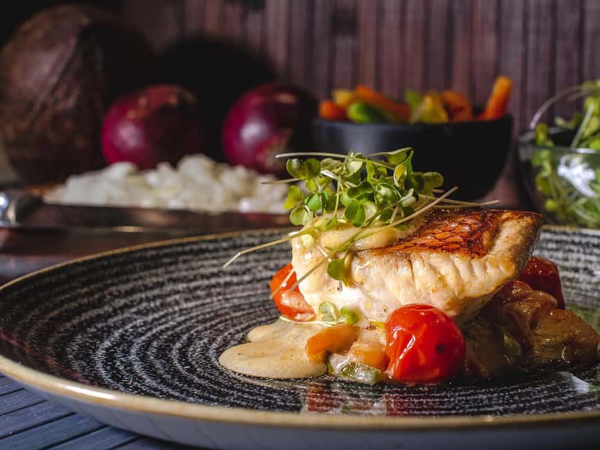 'Chillo al Coco' Cooking Class & Taino Concept store - Cleaning and seasoning the red snapper