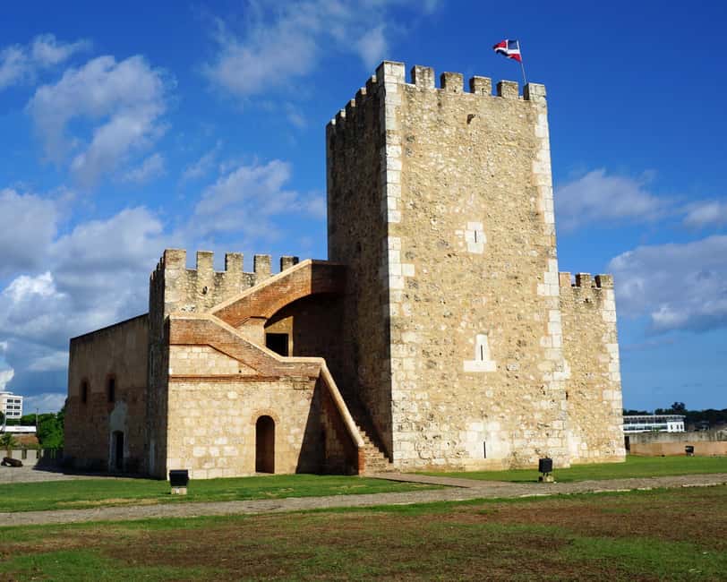 Colonial Zone: Historical Tour with a visit to the Columbus Lighthouse and Tres Ojos Park - Walking the oldest streets of the Colonial Zone