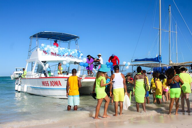 Experience for families and friends by private boat with pick-up - A private party boat with a clear Punta Cana personality