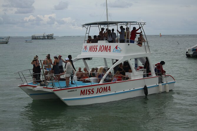 Experience for families and friends by private boat with pick-up - Bavaro Beach: a short snorkeling session