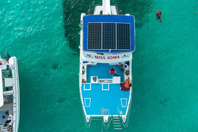Experience for families and friends by private boat with pick-up - Food, music, and the crew