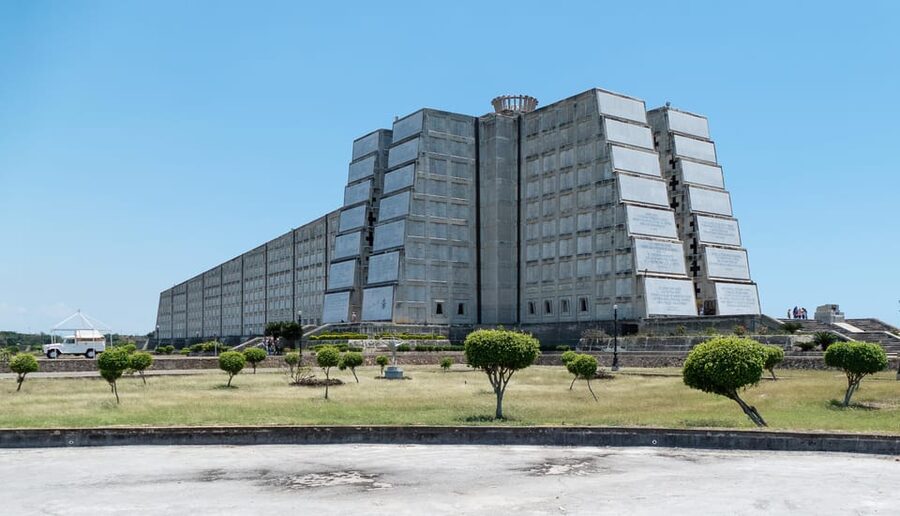 Experience the Three Eyes Park and Columbus Lighthouse - Who should book this experience?