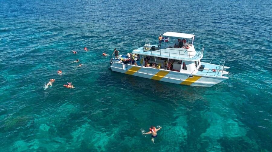 From Punta Cana or Bayahibe: Catalina Island with Snorkeling - From Bávaro to La Romana by road