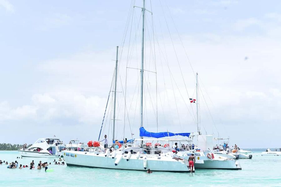 From Santo Domingo - Punta Cana: SAONA ISLAND Food & Drinks - Returning by catamaran with music and drinks