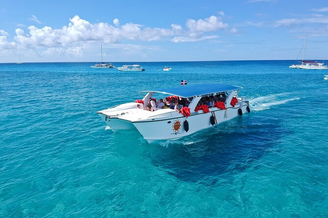 Full-Day Tour to Saona Island Sailing with Lunch and Beverages - Guides, languages, and organization