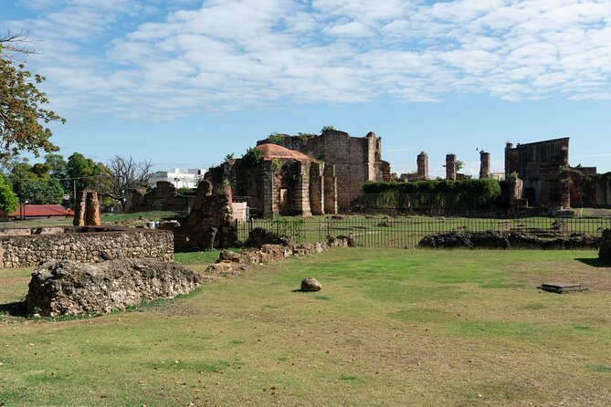 Guided Tour in the Colonial Zone of Santo Domingo - Royal Houses Museum begins the story