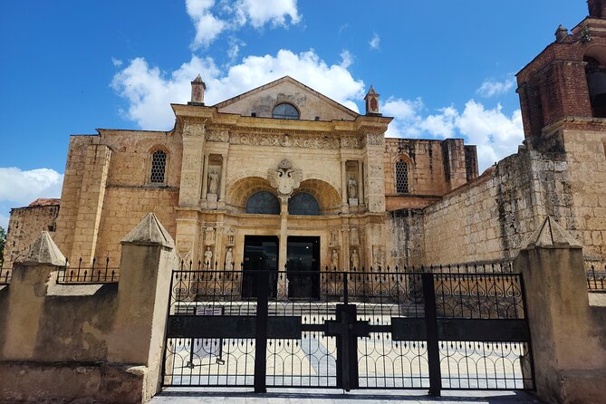 Half Day Excursion Colonial Zone, Faro to Colón, 3 Eyes Park - Parque Colón and the first view of the Colonial City