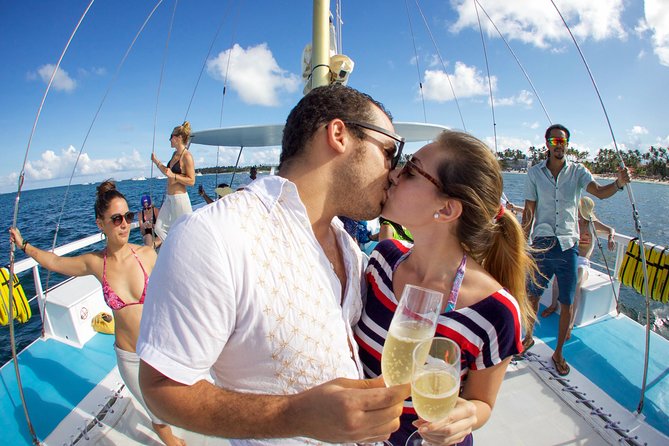 Happy Hour Sailing Cruise from Punta Cana - An open bar that changes the value calculation