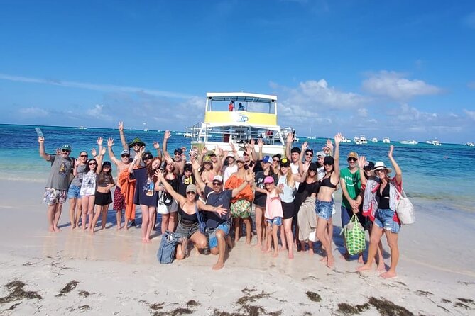 Hip Hop solo para adultos PartyBoat con Bebidas ilimitadas y Bar - Boarding at Bavaro Beach and Playa Bibijagua