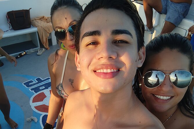 Party Boat / Booze Cruise and Snorkeling - Open Bar - Food, drinks, and the rhythm of four hours