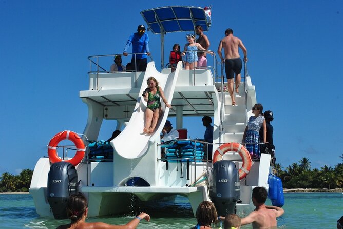 Party boat, Snorkeling, Sand-bar open bar in Bávaro Beach - Music, drinks, fruit, and the natural pool