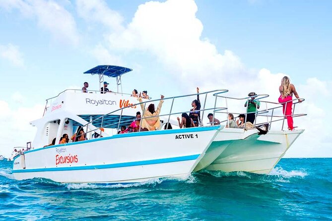 Party boat, Snorkeling, Sand-bar open bar in Bávaro Beach - The boat and the group size