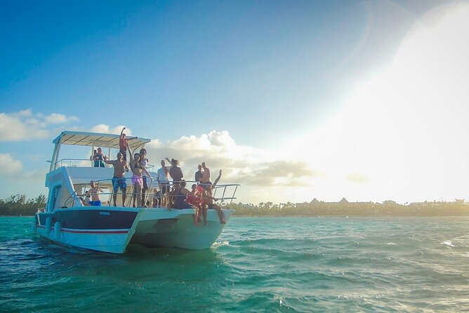 Party Boat /View Dolphins / Snorkling /Free Drinks and Transportation - Cleanliness, comfort, and boat condition