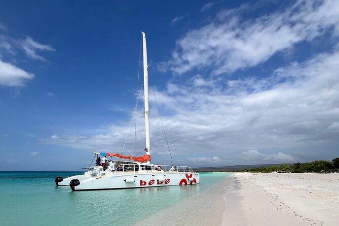 Private Catamaran Cruise to Bahia de las Aguilas - Sailing across Bahía de las Aguilas