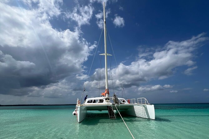 Private Catamaran Cruise to Bahia de las Aguilas - The protected coral stop and snorkeling briefing