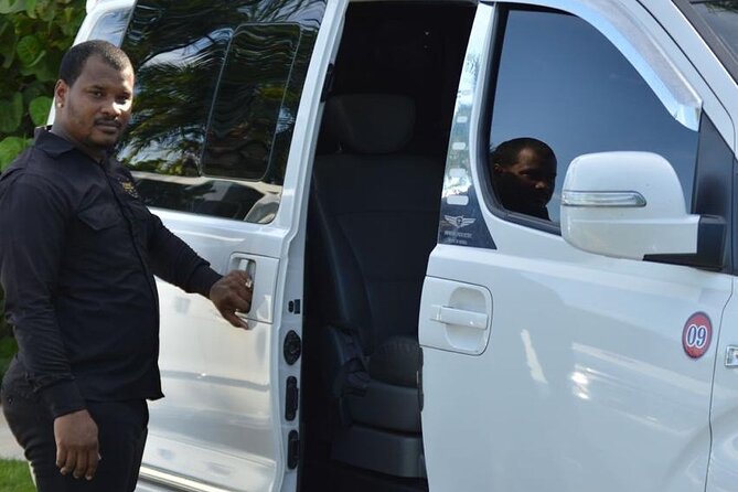 Private Punta Cana Airport Transfer from Hotels to Uvero Alto - The vehicles and group fit