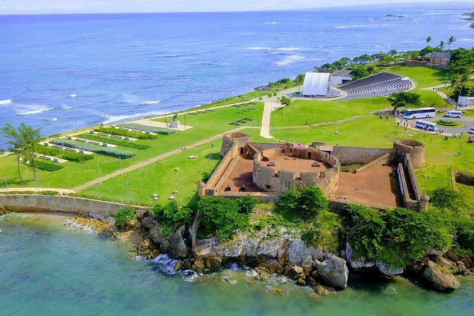 Puerto Plata City Tour - Rolling a cigar by hand