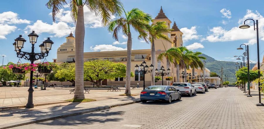 Puerto Plata: City tour through the historic old town - Paso Peatonal de Melosa and the Puerto Plata sign