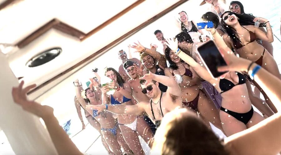 Punta Cana: Booze Cruise with Snorkel and Natural Pool Stop - Who should book it?
