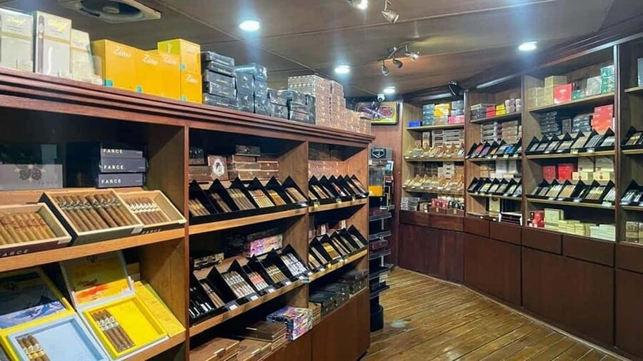 Punta Cana: Don Lucas Cigar Factory & Rum Tour with Pickup - A guided pour at the Oliver & Oliver Rum Lounge