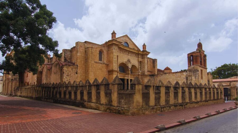 Punta Cana: Experience the essence of Santo Domingo with lunch and the Colonial Zone - Lunch in the Colonial Zone