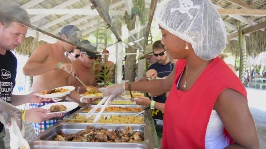 Punta Cana - Santo Domingo: Saona Island VIP Catamaran Tour - Lunch and the practical rhythm of the afternoon