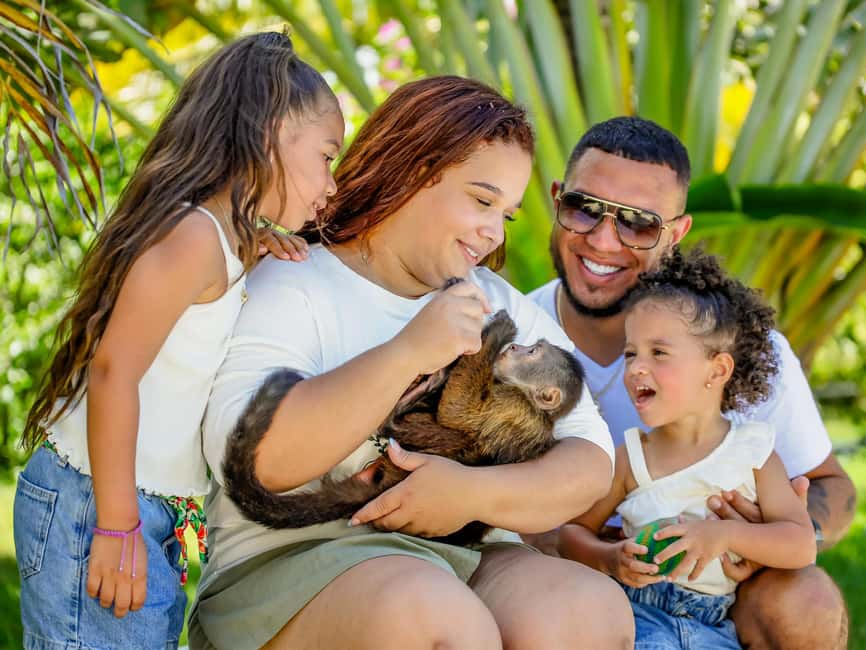 Punta Cana: Tour Monkey Adventure With Hotel Pick Up - The local store and Dominican crafts
