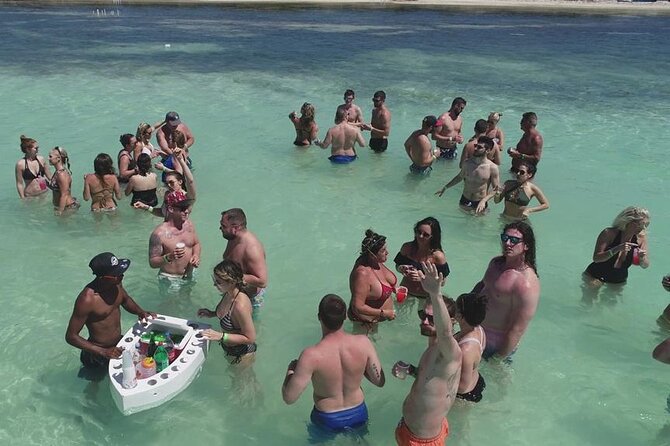 Sabina del Mar Party Boat VIP - Party atmosphere, group size, and comfort