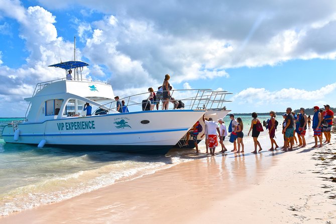 Sabina del Mar Party Boat VIP - Cruising the Bávaro coastline with music and drinks