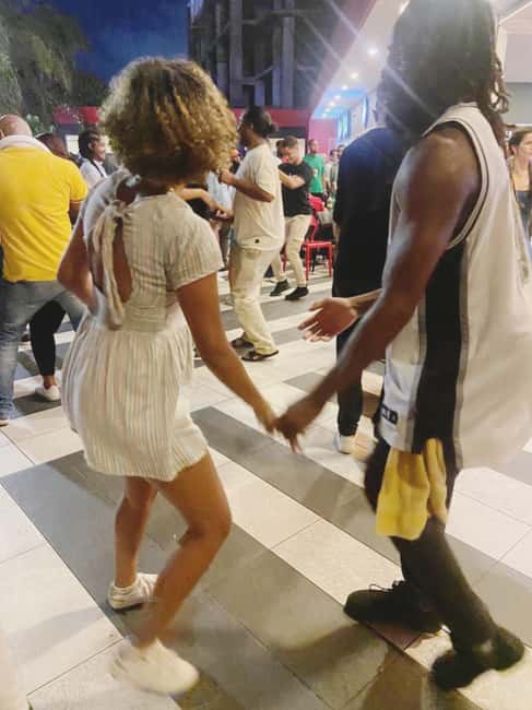 Santo Domingo: Bachata or Salsa Dance Classes - Styling, body movement, and personal expression