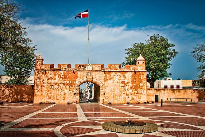 Santo Domingo City Tour with Pickup in Santo Domingo - The Cathedral and Calle El Conde