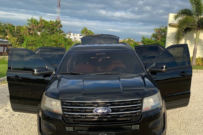 Santo Domingo Elite Transport: Premier and Stylish Car Services. - A private ride instead of a taxi scramble