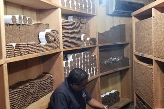 Shopping Tour In Don Lucas Cigar Factory, Rum tasting, Cocoa factory, Souvenirs - Rum tasting in a Dominican rum gallery