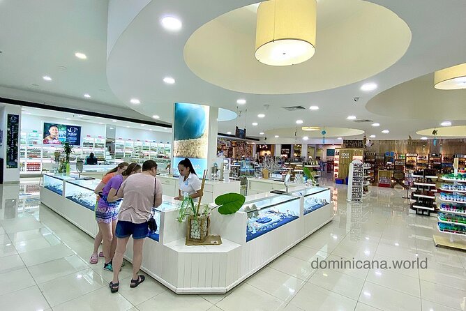 Shopping tour Punta Cana rum cigars coffee larimar chocolate souvenirs mamajuan - Larimar, pottery, paintings, and local identity
