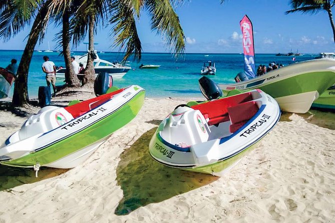Speed Boat in Punta Cana - Driving the speedboat, with a guide nearby