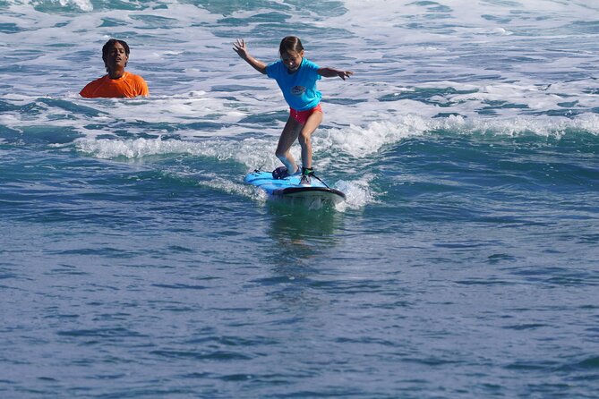 Surfing lesson at beautiful beach Playa Encuentro - What the instructors add to the experience