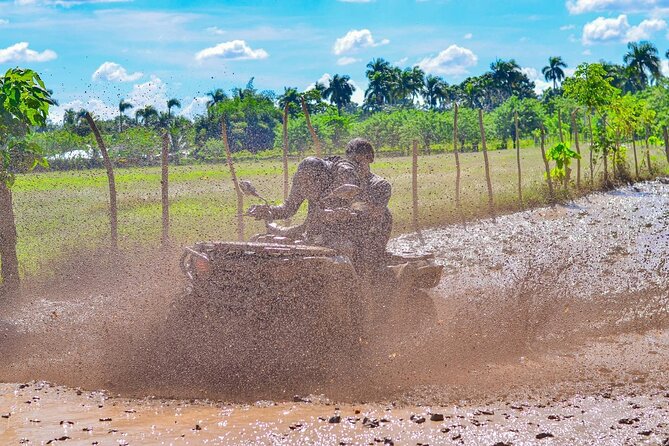 Tour Moto ATV en Punta Cana, Playa, Cueva Taína y Casa Dominicana - El rancho Mud Race pone la adrenalina primero
