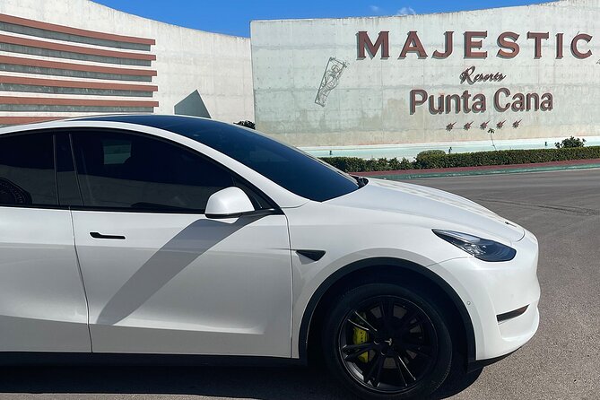 Transfer in Tesla from SDQ Airport to Santo Domingo - Finding Armando after your flight