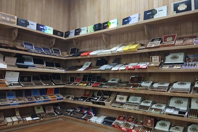 World Mart Souvenirs Store - Guided Tour - Deciding what to buy without rushing