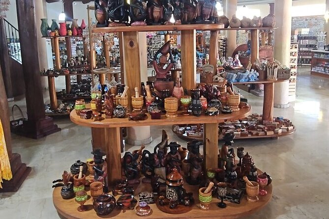 Worldmart Souvenirs Punta Cana (Round trip transportation) - What the two-hour visit feels like