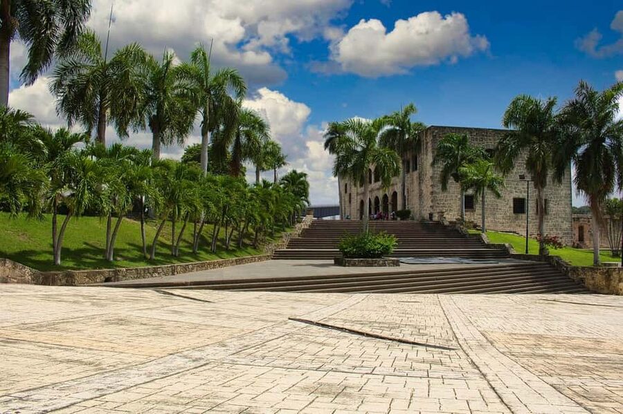 Zona Colonial Hictorical Tour with a local artist - Montesino, Las Casas, and the voices of debate