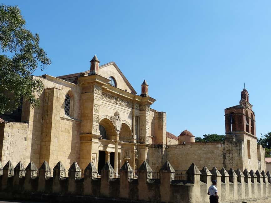 Zona Colonial Hictorical Tour with a local artist - Convents, parks, and the city’s changing identity
