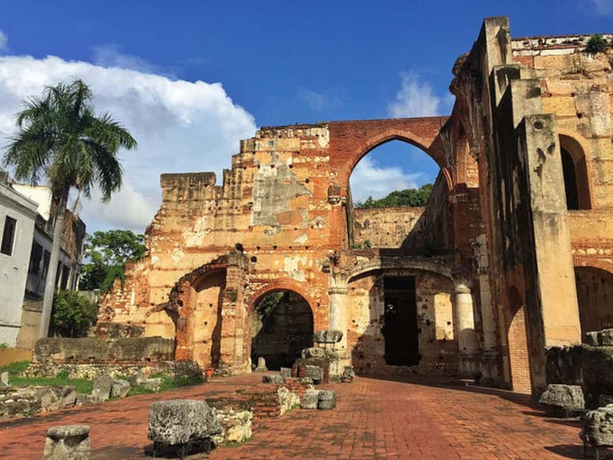 Zona Colonial: Recorrido Histórico con Chocolate y Mamajuana - Finding the Guide at the Sundial