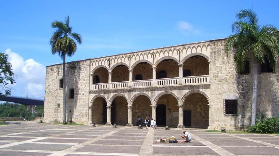 Zona Colonial: Recorrido Histórico con Chocolate y Mamajuana - Plaza España and the Alcázar de Colón